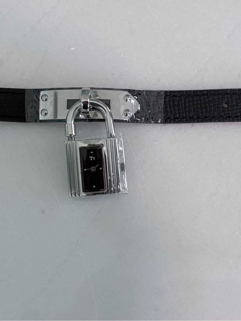 Luxury Style Kelly Padlock Wristwatch in Silver Tone - Picture 7 of 7